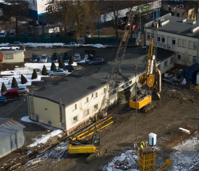 Żuraw fundamentowy Sennebogen 655 HD